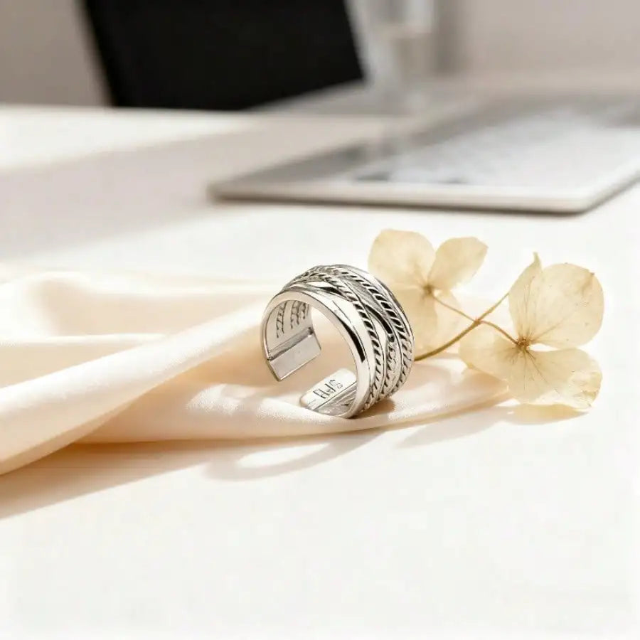 Anti allergic delicate silver tone ring, suitable for stacking in autumn and winter, as a daily gift for girlfriends.