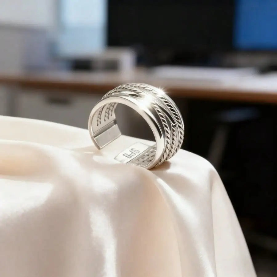 Anti allergic delicate silver tone ring, suitable for stacking in autumn and winter, as a daily gift for girlfriends.